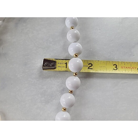 White Plastic And Gold Tone Metal Beaded Necklace Vintage Costume Jewelry, READ - Picture 8 of 10